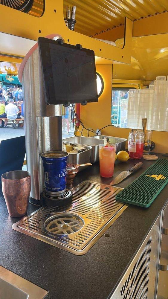 Cocktailanlage mit Tablet-Steuerung, Zapfstelle und Arbeitsplatz