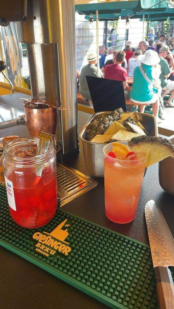 Frische Cocktails auf dem Tresen
